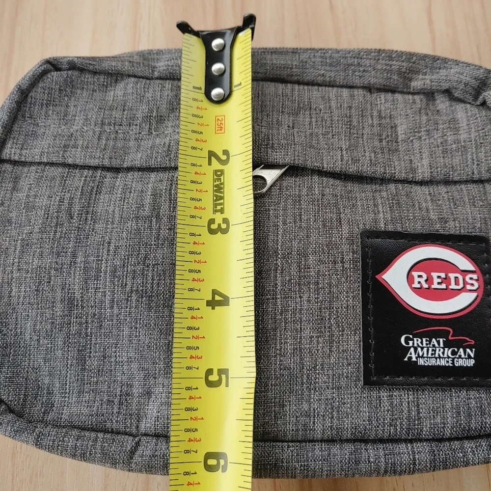Cincinnati Reds MLB Great American Insurance Group Zip-Up Toiletry Fanny Pack - Picture 5 of 6